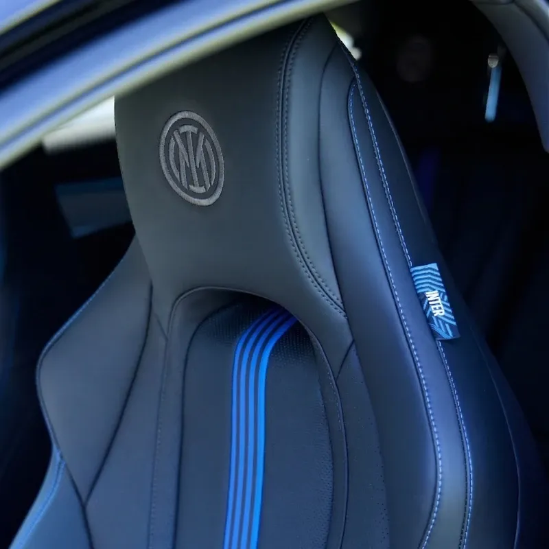 Logo FC Internazionale Milano ricamato sui poggiatesta della BYD Sealion 7 Inter Special Edition