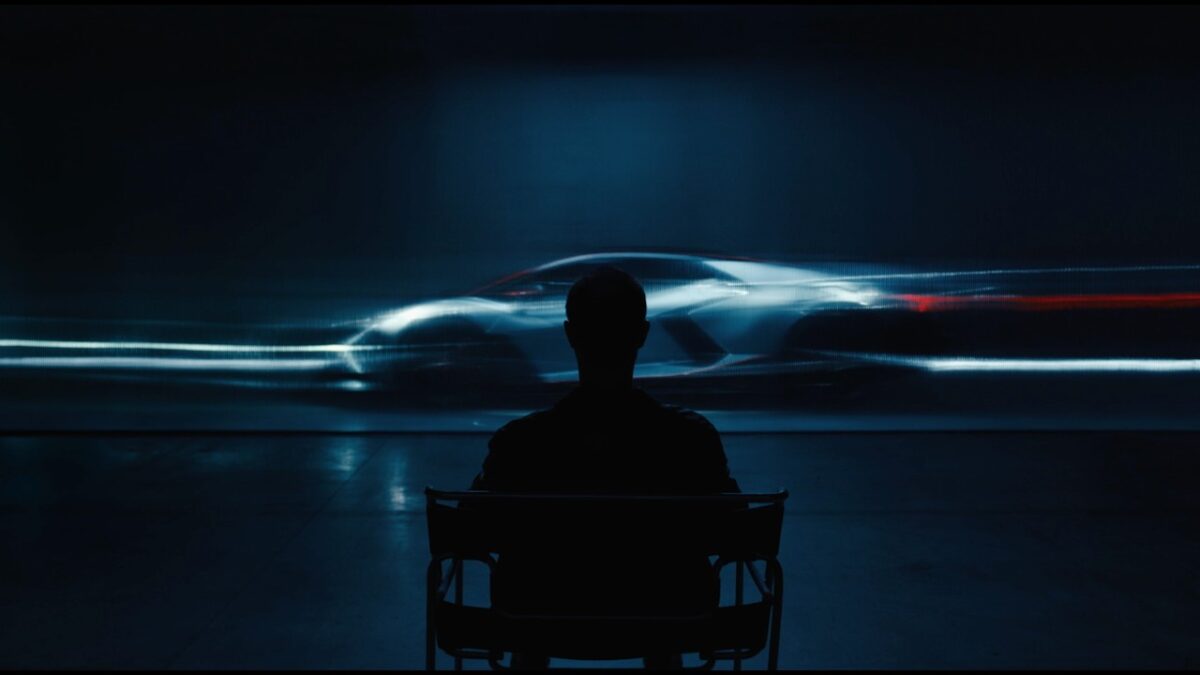 Un video di Lamborghini mostra la Revuelto SV in movimento, con immagini dinamiche e un montaggio serrato