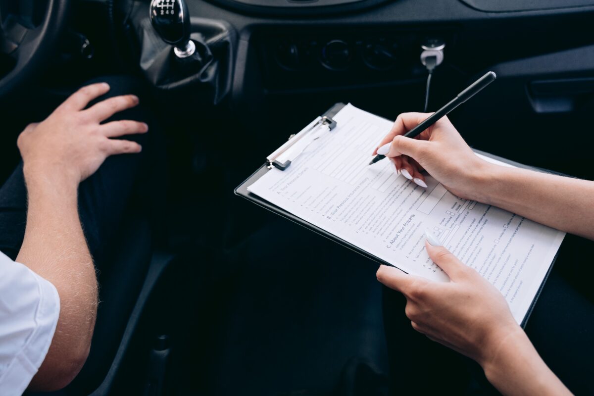 Automobilisti italiani pagano premi RC auto più alti, con differenze territoriali e aumento del 94% per chi ha causato incidenti nel 2025