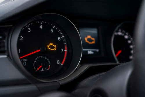 Spia motore accesa: cosa fare e quando fermarsi