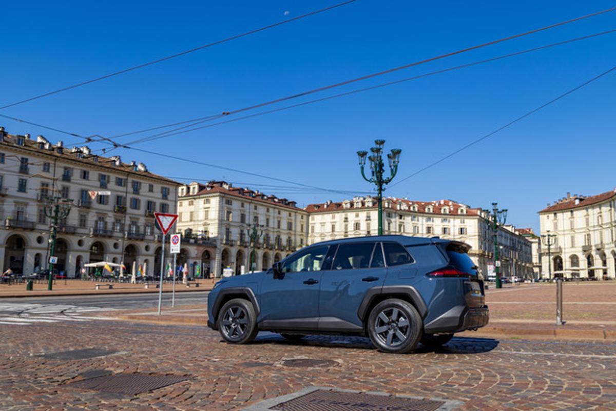 Nuova Suzuki Across Plug-in Hybrid, gli interni