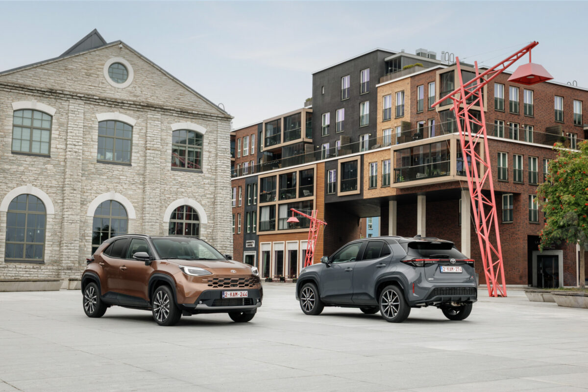 Nuova Toyota Yaris Cross 2026 con design moderno, colori nuovi e materiali sostenibili in interni