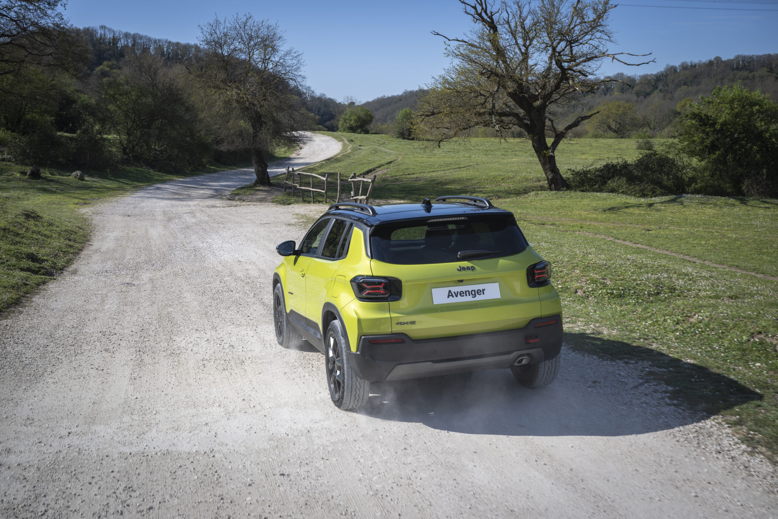 Nuova Jeep Avenger 4xe su sterrato, vista posteriore