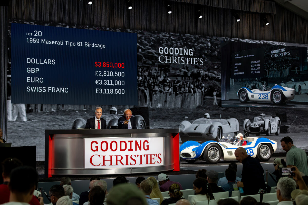 Una Maserati Tipo 61 Birdcage del 1959 viene aggiudicata a un'asta a Pebble Beach, superando la stima pre-asta