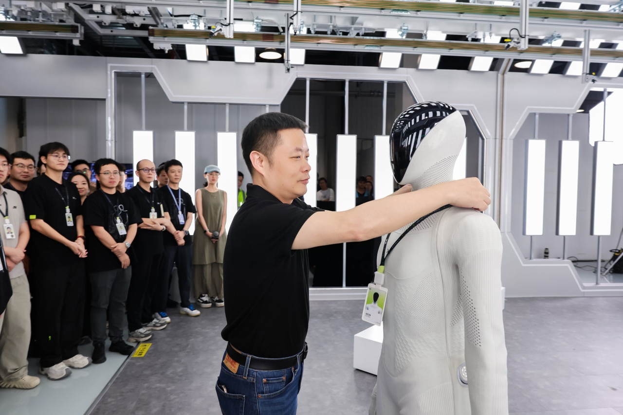 XPENG IRON cammina autonomamente fuori dalla linea di produzione
