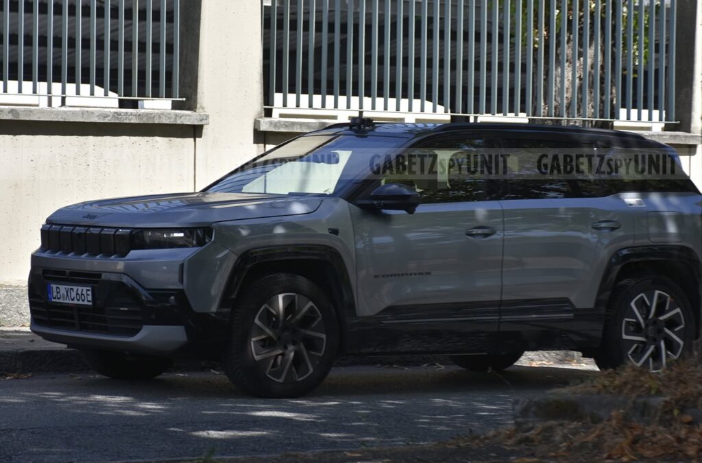 Jeep Compass BEV Summit Edition: foto spia dei collaudi