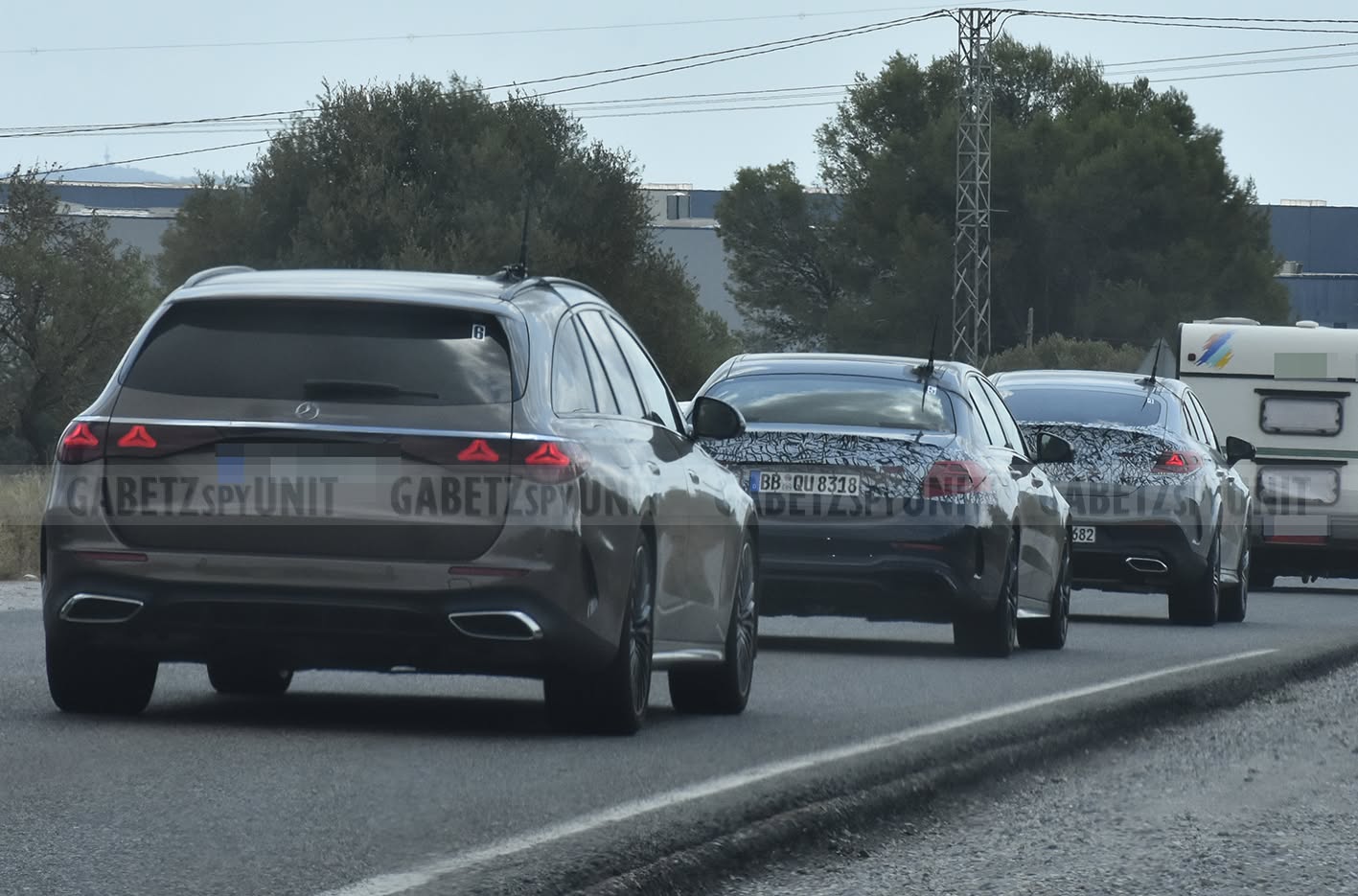 Mercedes Classe C 2027, nuove foto spia: test in convoglio in Spagna
