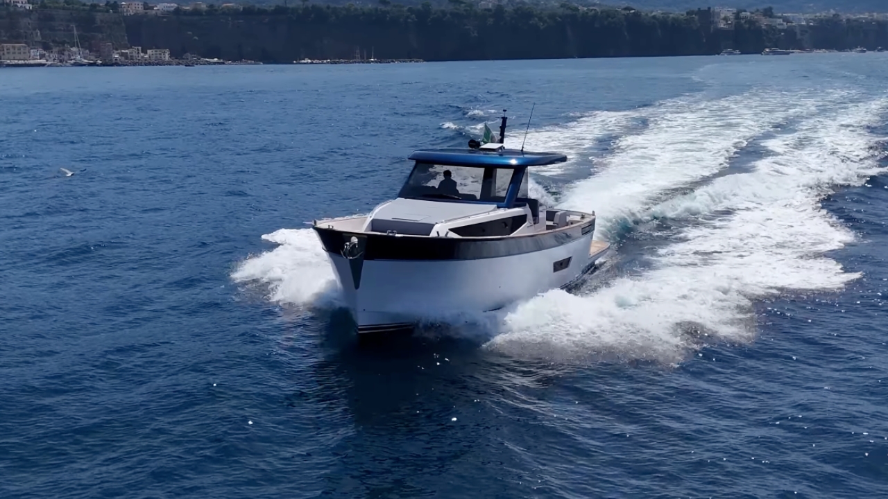 Apreamare Gozzo 42: la prova dello yacht a motore da Sorrento