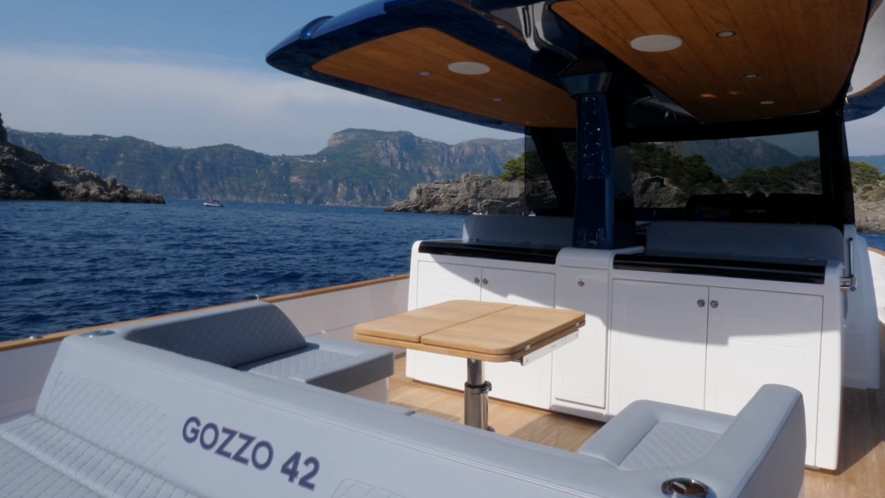 Apreamare Gozzo 42: la prova dello yacht a motore da Sorrento