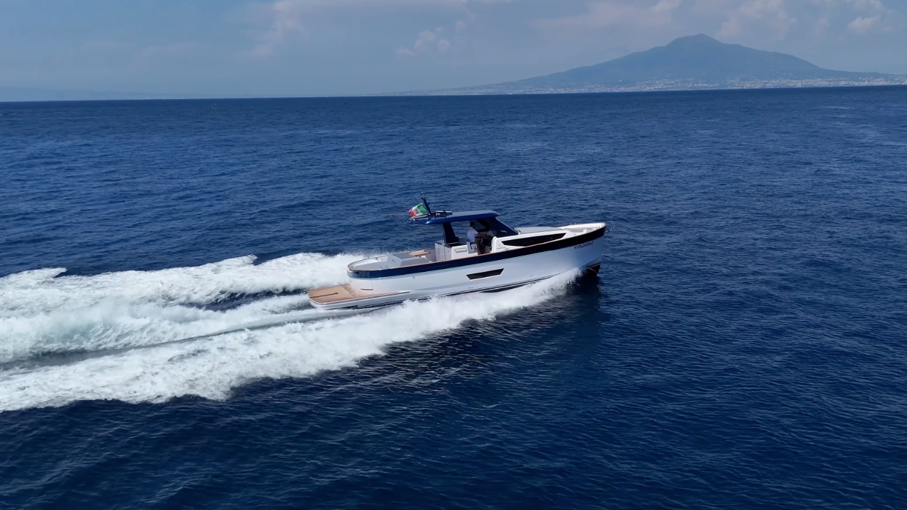 Apreamare Gozzo 42: la prova dello yacht a motore da Sorrento