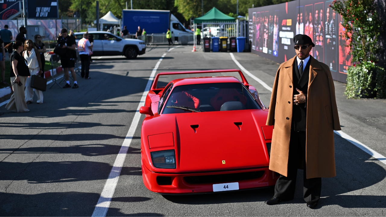 Lewis Hamilton a Monza con la sua Ferrari F40 restaurata