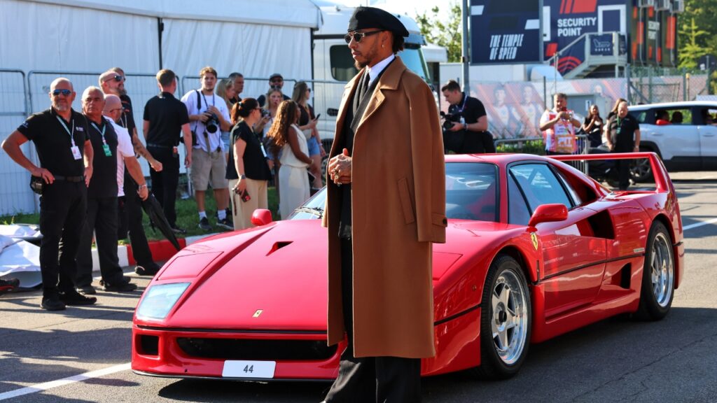 Lewis Hamilton a Monza con la sua Ferrari F40 restaurata