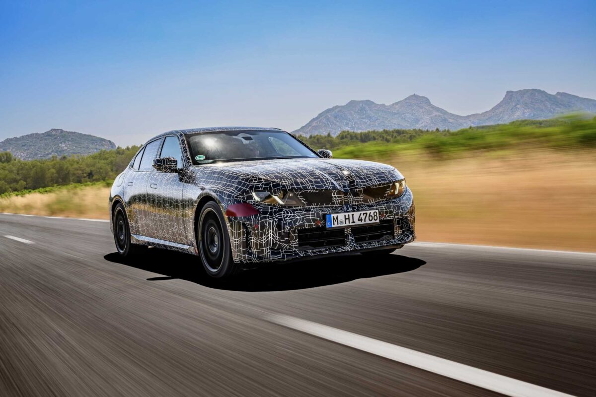 Nuova BMW Serie 3 in prova a Miramas, con funzione Drift Moment e design Neue Klasse