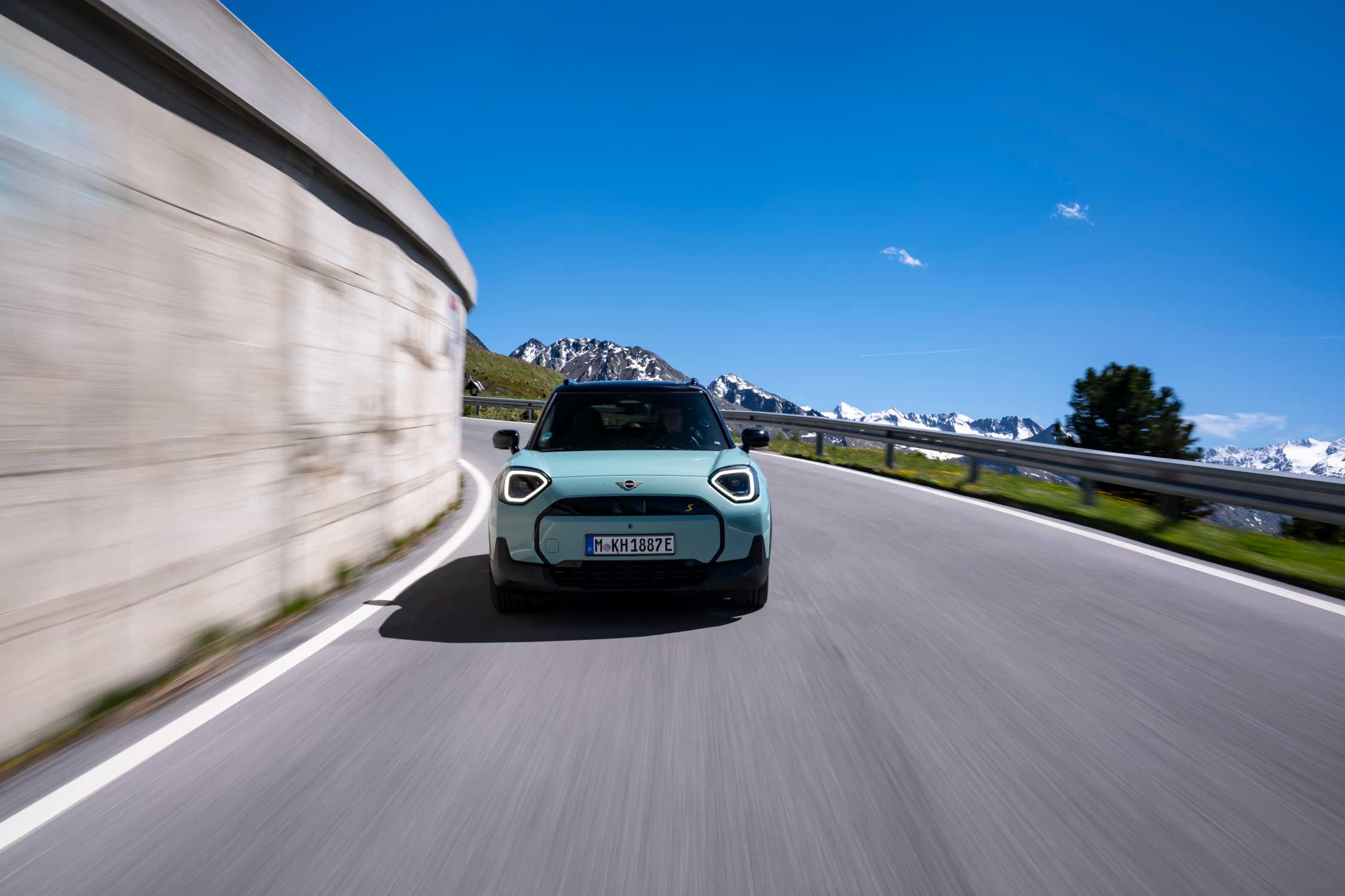 MINI Aceman SE nella colorazione Ocean Wave Green