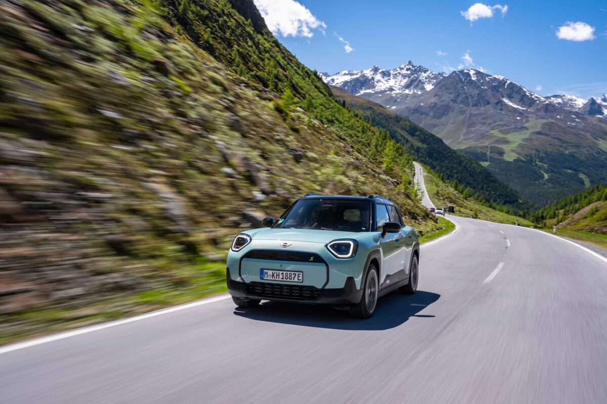 MINI Aceman SE in colorazione Ocean Wave Green, design moderno e autonomia fino a 405 km