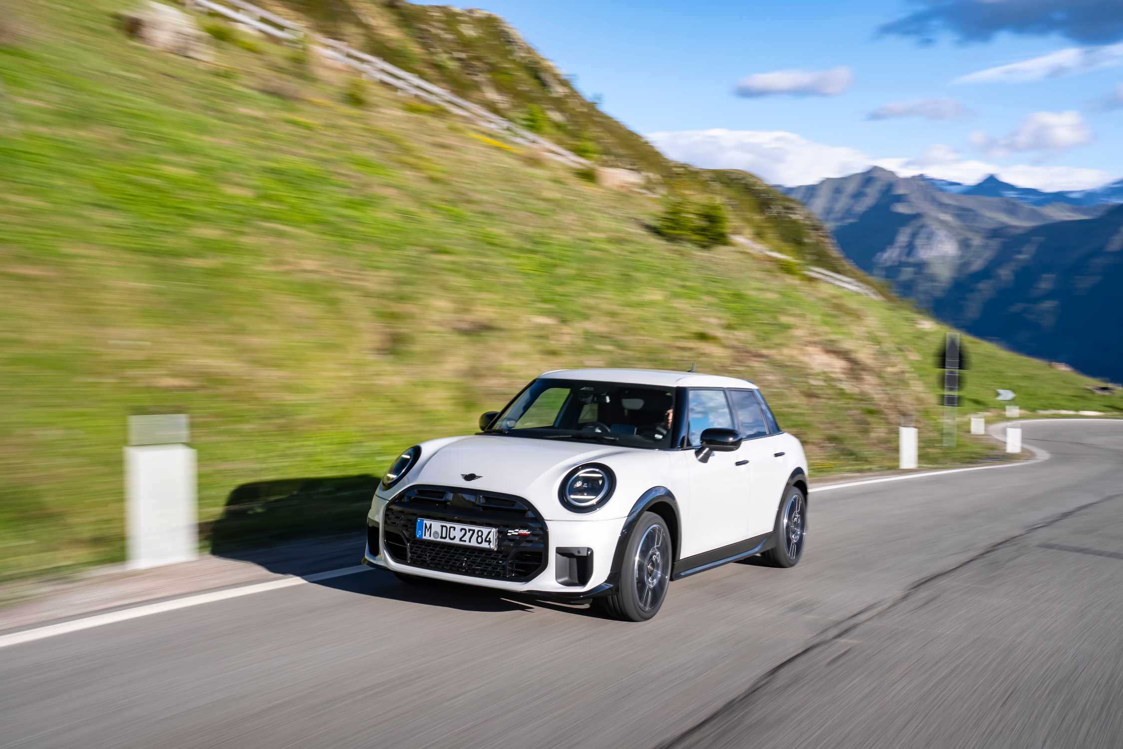 MINI Cooper S 5 porte Nanuq White in azione