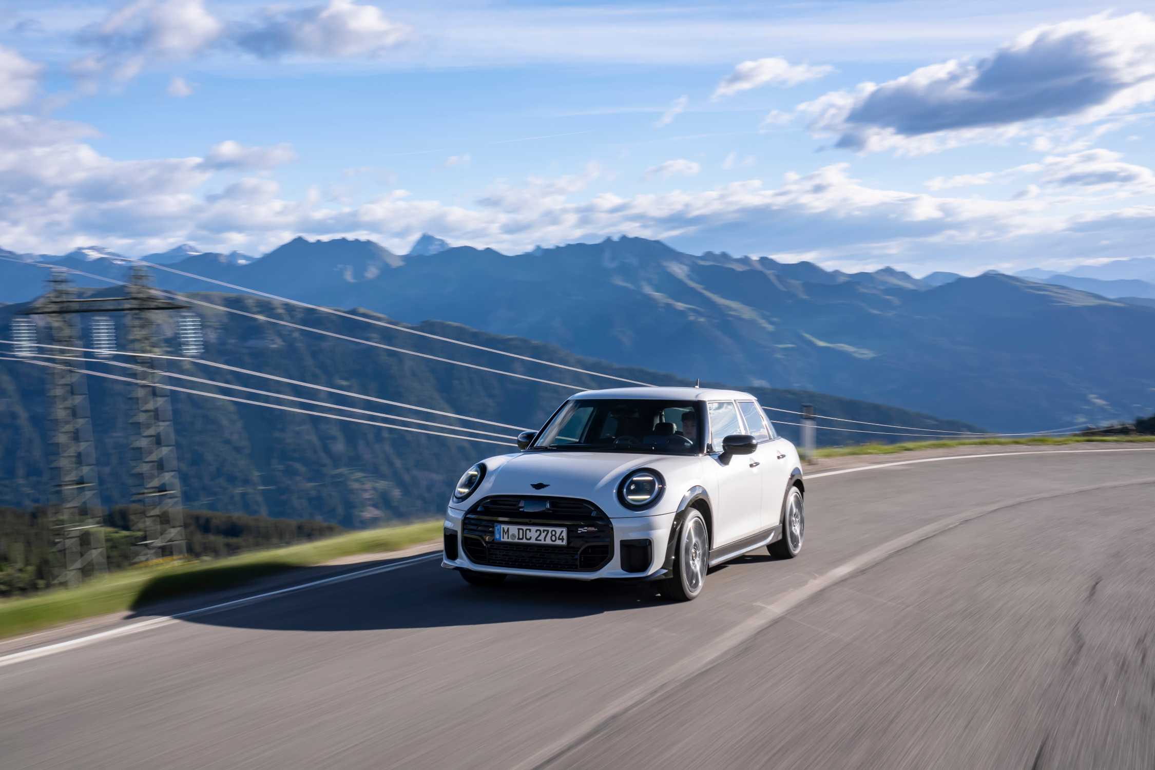 MINI Cooper S 5 porte Nanuq White su strada di montagna