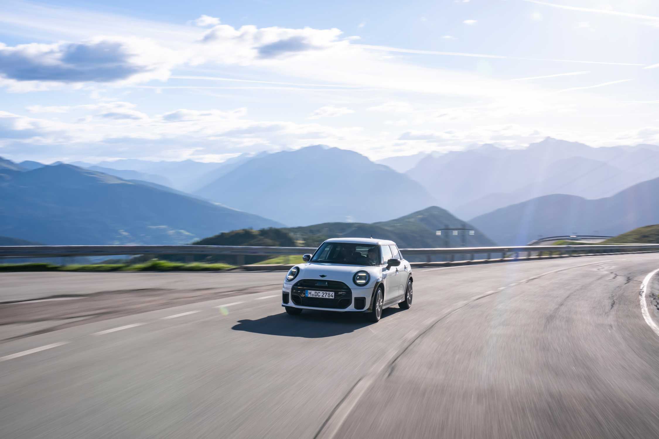 MINI Cooper S 5 porte in Nanuq White: nuove foto