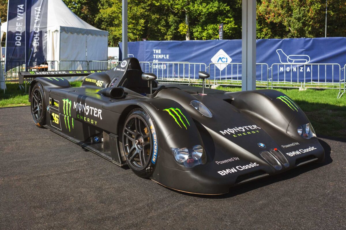BMW V12 LMR esposta in hospitality a Monza durante il Gran Premio d'Italia di Formula 1, in mostra a fianco di appassionati e piloti