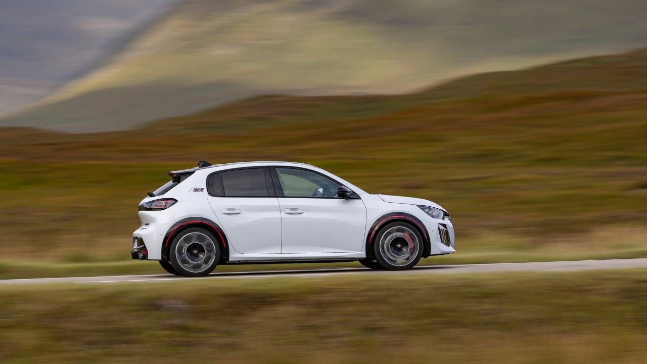Peugeot e-208 GTi 2026: l’elettrica sportiva sulle strade scozzesi