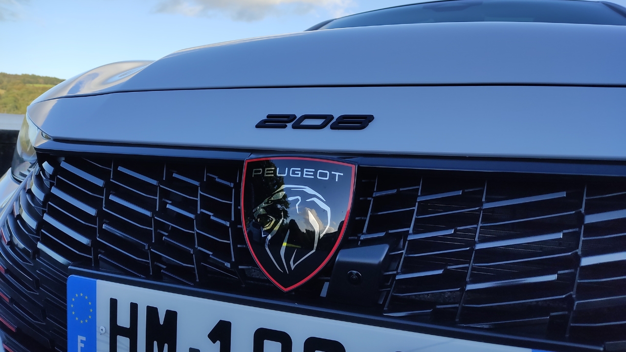 Peugeot e-208 GTi 2026: l’elettrica sportiva sulle strade scozzesi
