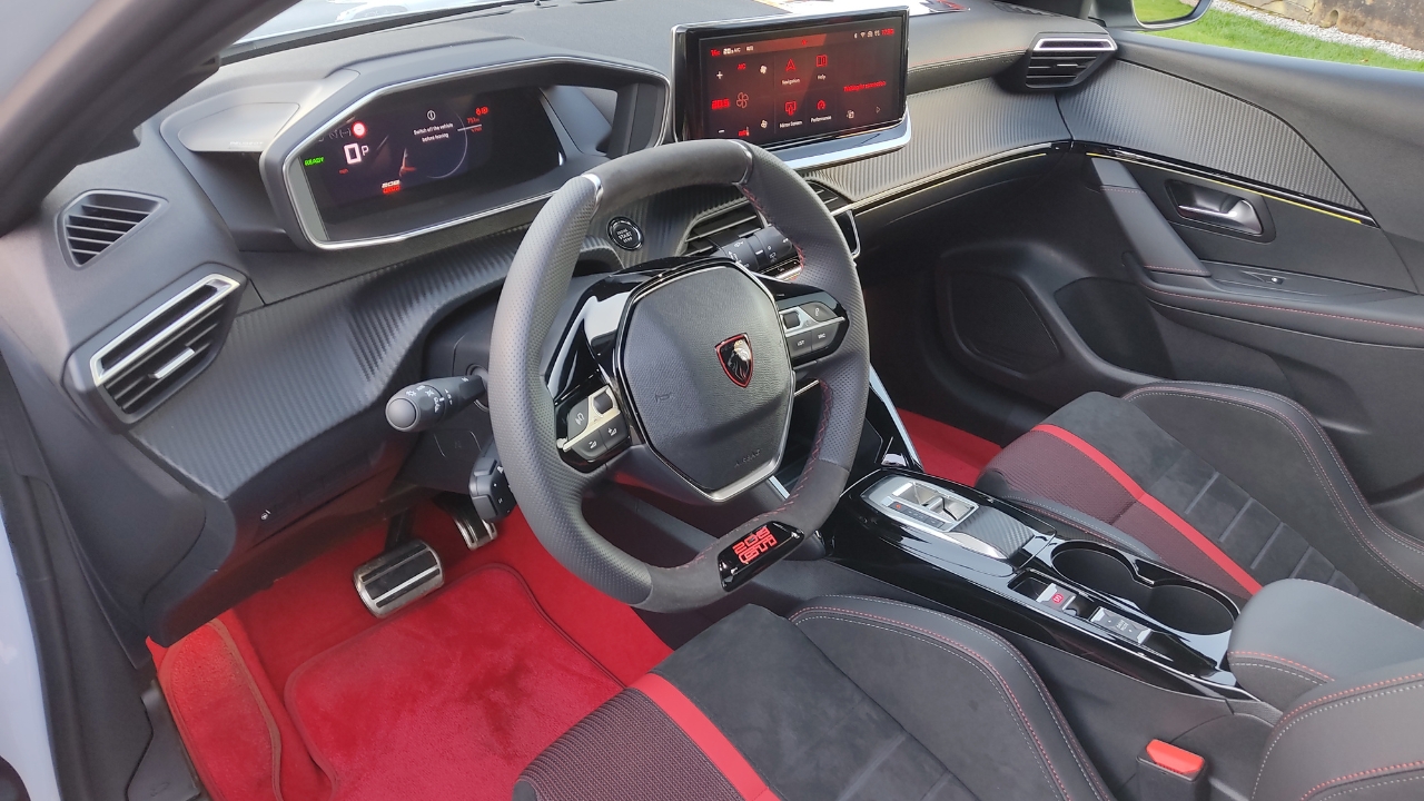 Peugeot e-208 GTi 2026: l’elettrica sportiva sulle strade scozzesi