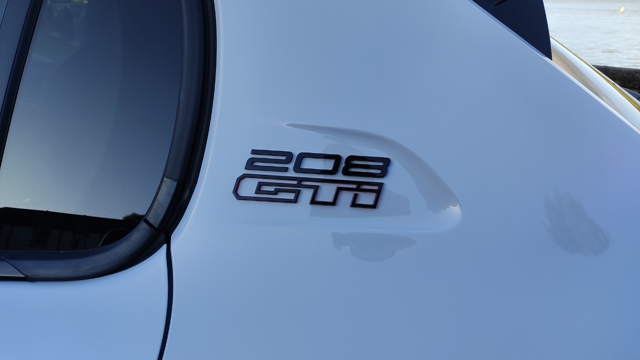 Peugeot e-208 GTi 2026: l’elettrica sportiva sulle strade scozzesi
