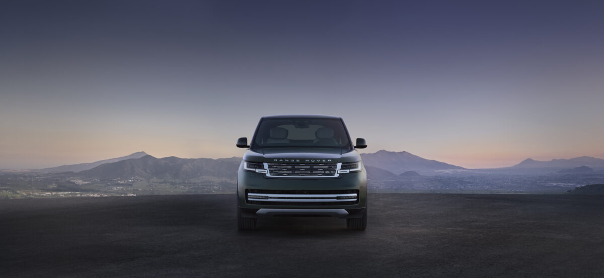 Range Rover Electric inizia a vendere in Italia, con autonomia WLTP fino a 600 km e ricarica in 22 minuti
