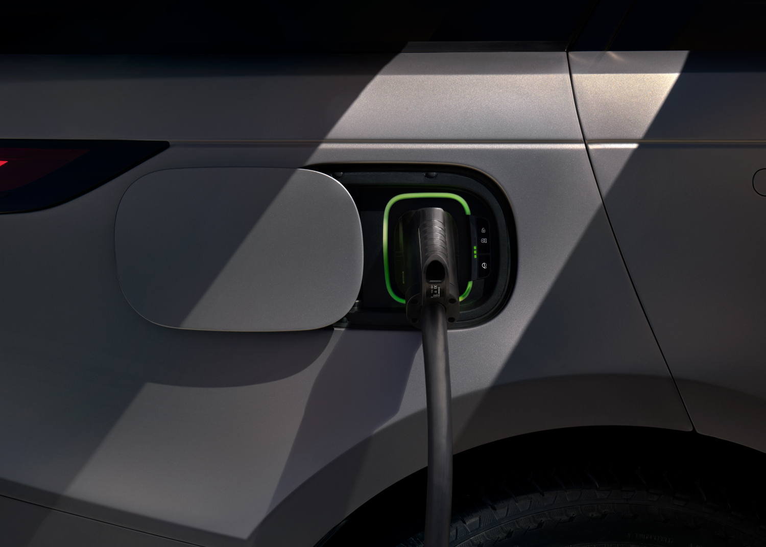 Range Rover Sport Electric, dettaglio della presa di ricarica