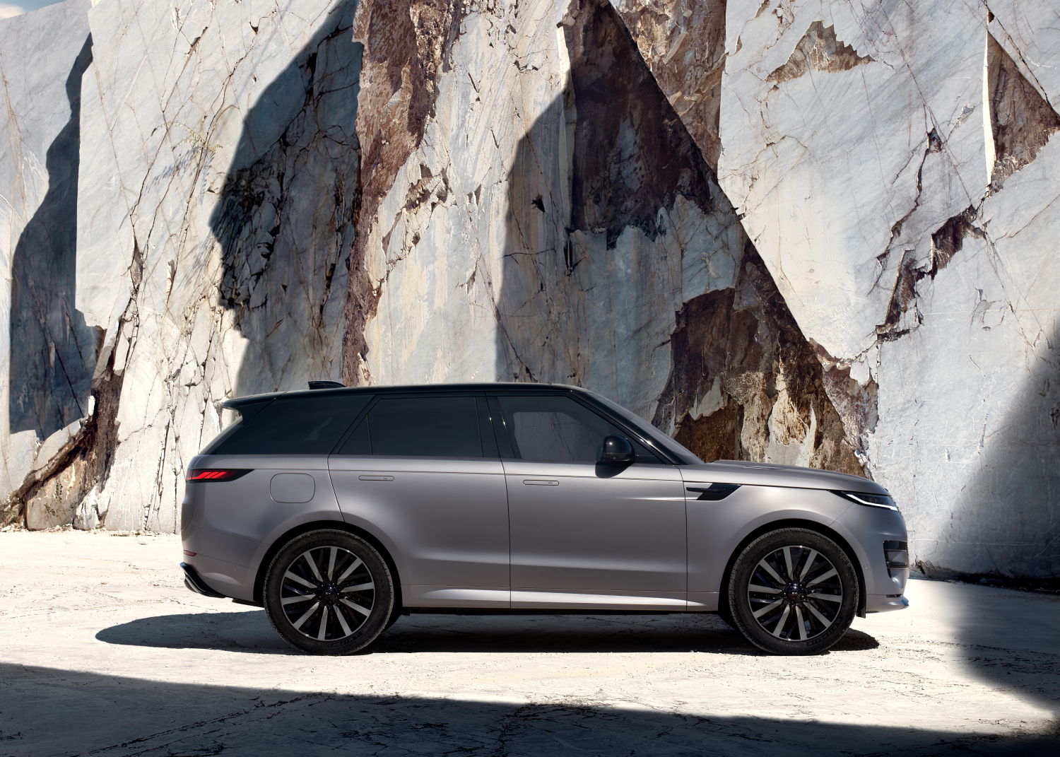 Range Rover Sport Electric, vista laterale alle cave di Carrara