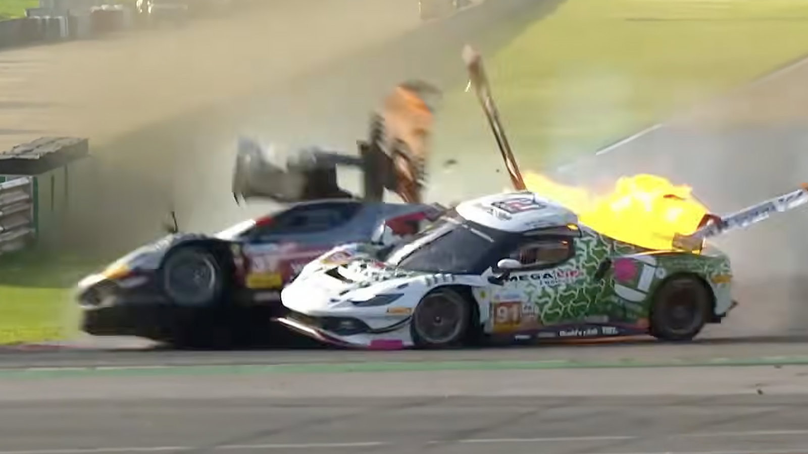 Ferrari in fiamme al China GT: pilota salva un rivale