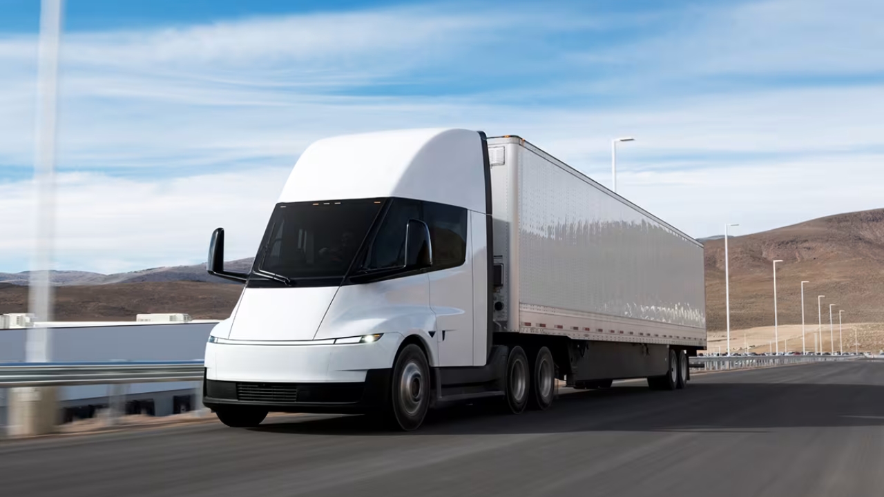 Tesla Semi: svelate le specifiche per l’Europa, arriverà nel 2027