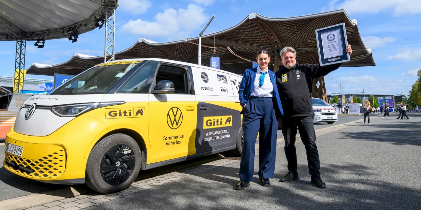Rainer Zietlow riceve il certificato Guinness World Records da Lena Kuhlmann