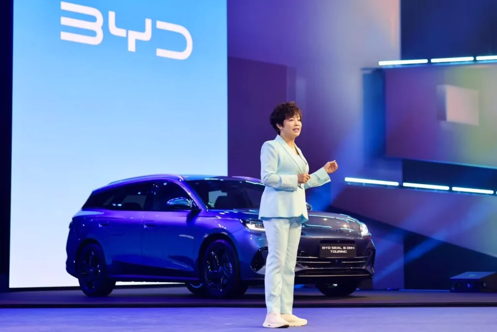 BYD contro Tesla: “Siamo migliori su tutti i fronti”, parla Stella Li