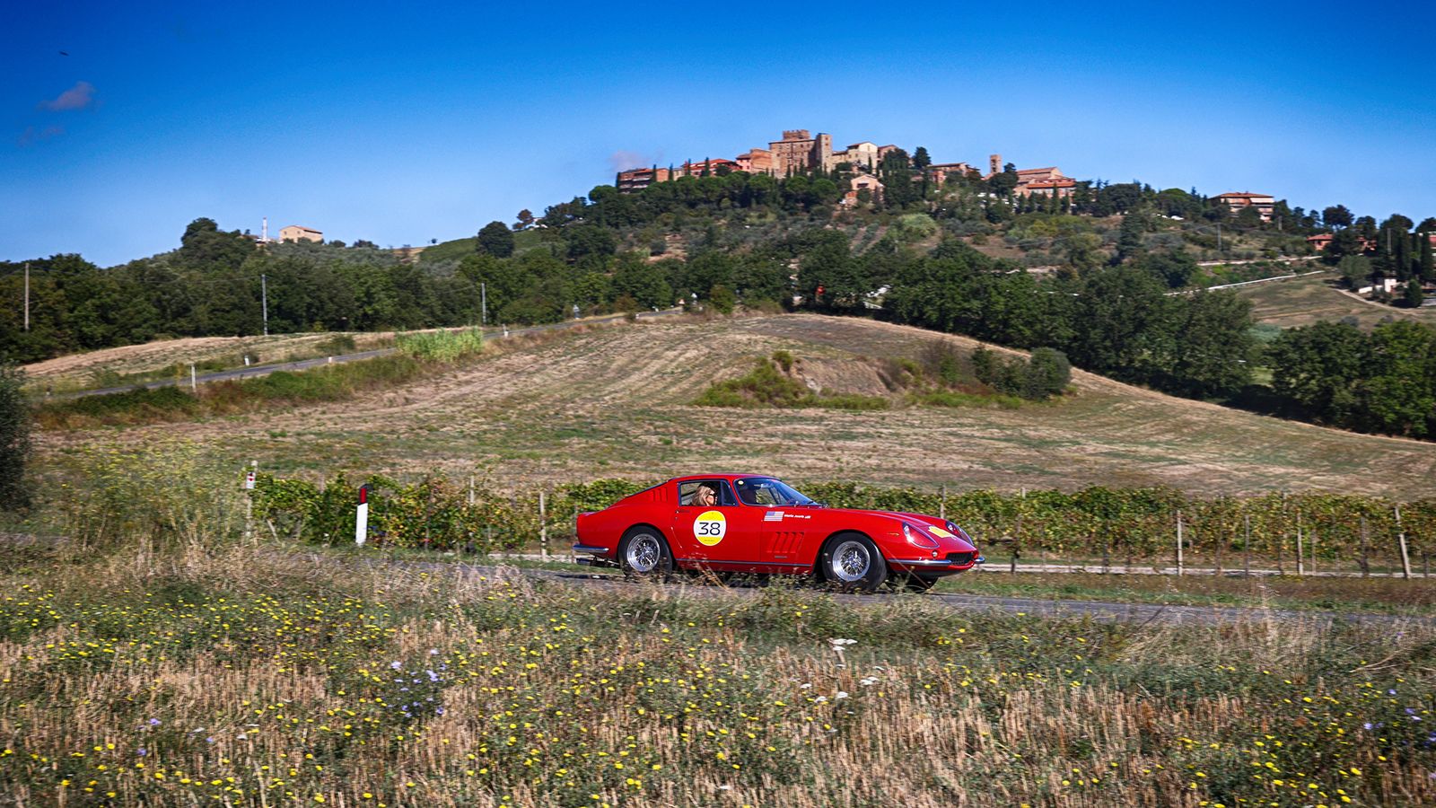 Ferrari Cavalcade Classiche 2026: 75 equipaggi sfilano sul Lago di Garda