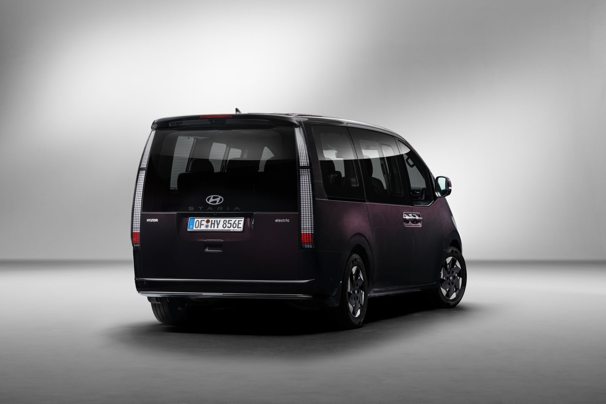 Hyundai Staria Electric, profilo laterale con presa di ricarica anteriore