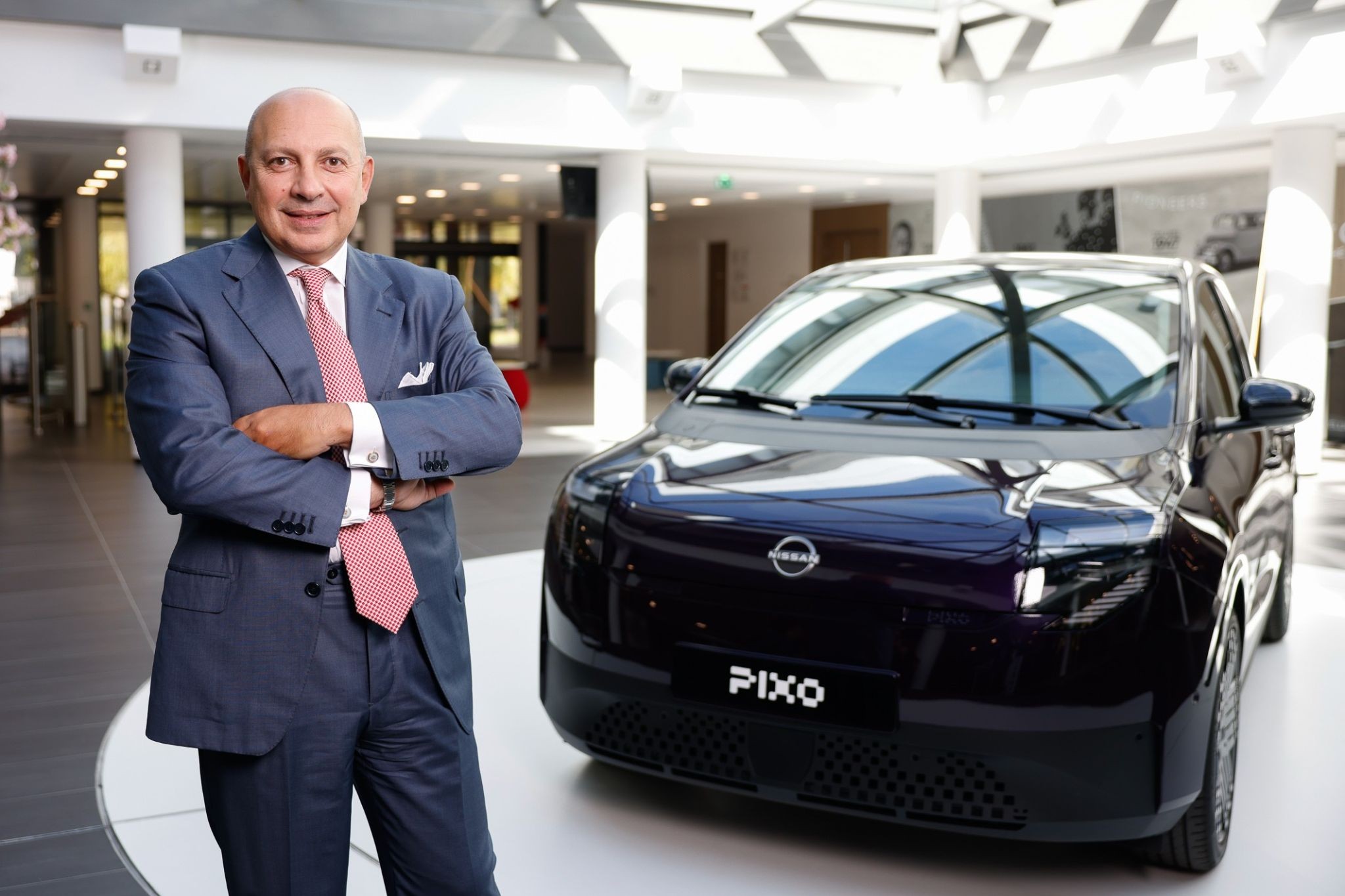 Massimiliano Messina, Chairperson di Nissan AMIEO, accanto alla nuova Nissan PIXO