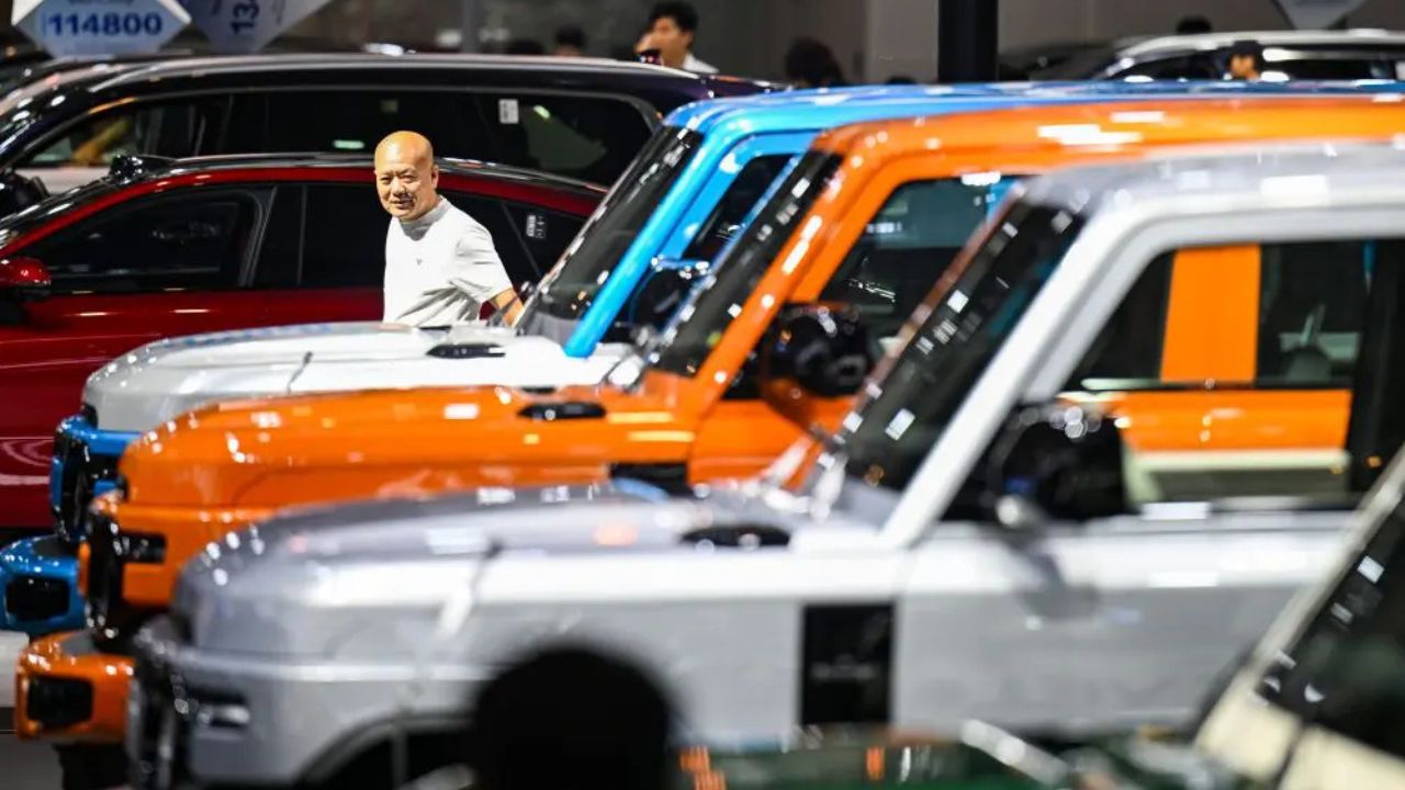 La Cina ridisegna la mappa dell’auto globale: i costruttori occidentali, crollati al 24,5%, rincorrono