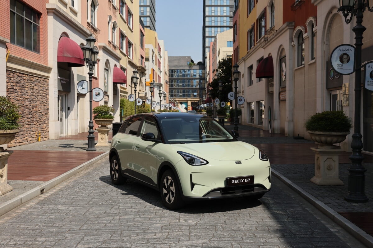Stand di Geely e Zeekr al Salone Auto Torino 2026 con modelli E2, KO11, 7X e X esposti