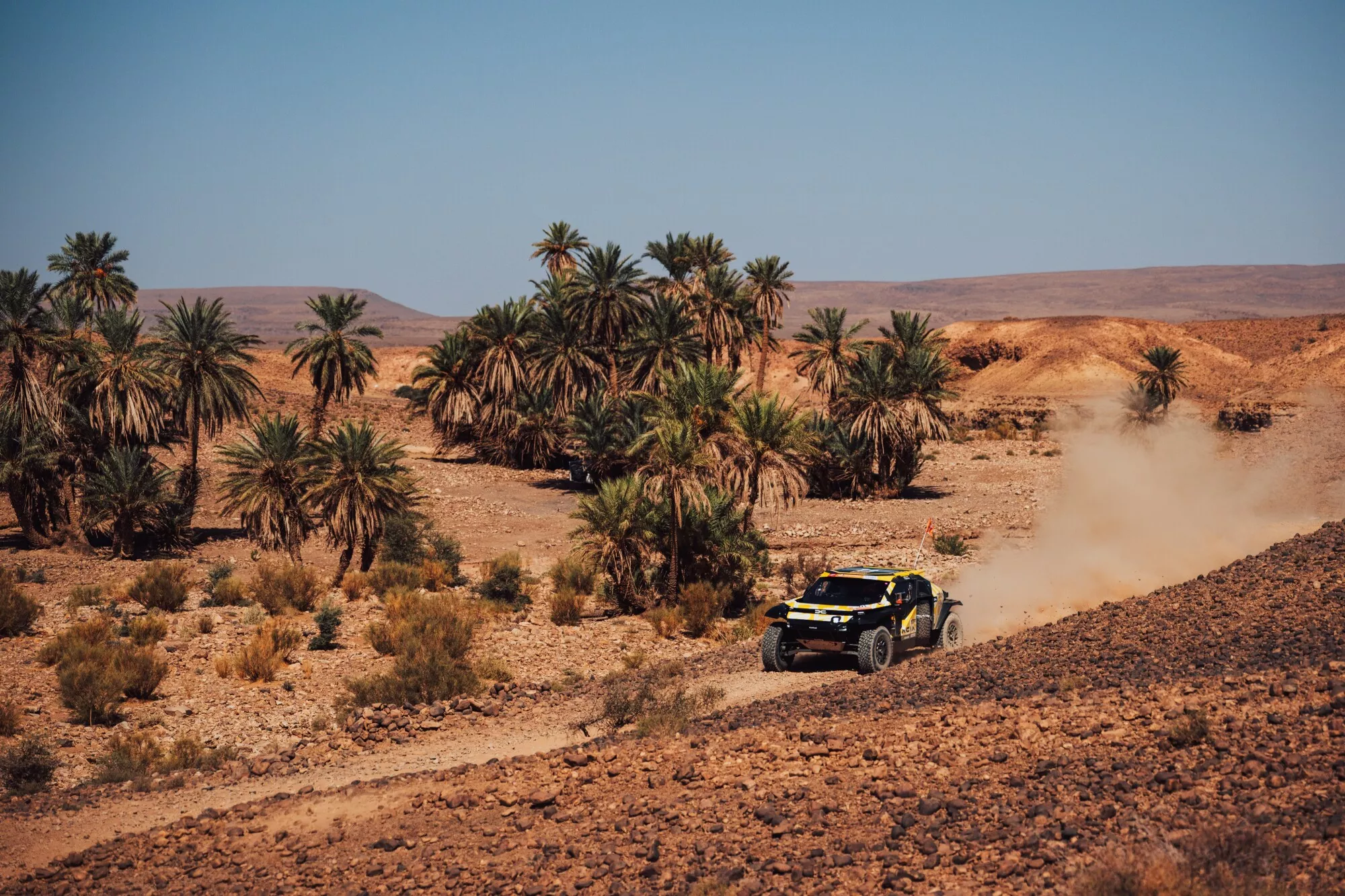 Dacia Sandrider attraversa una zona di palme durante il Rally del Marocco 2026