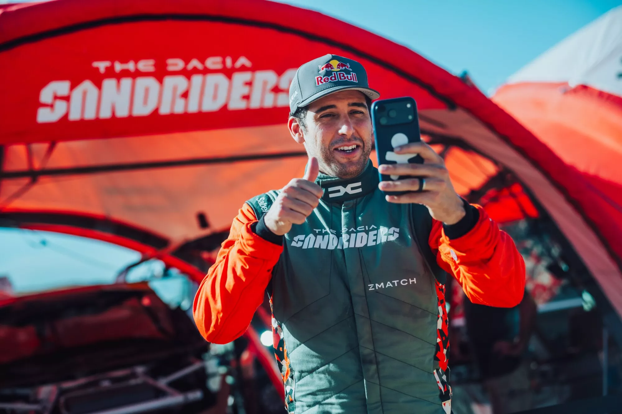 Pilota del team Dacia Sandriders nel paddock del Rally del Marocco 2026