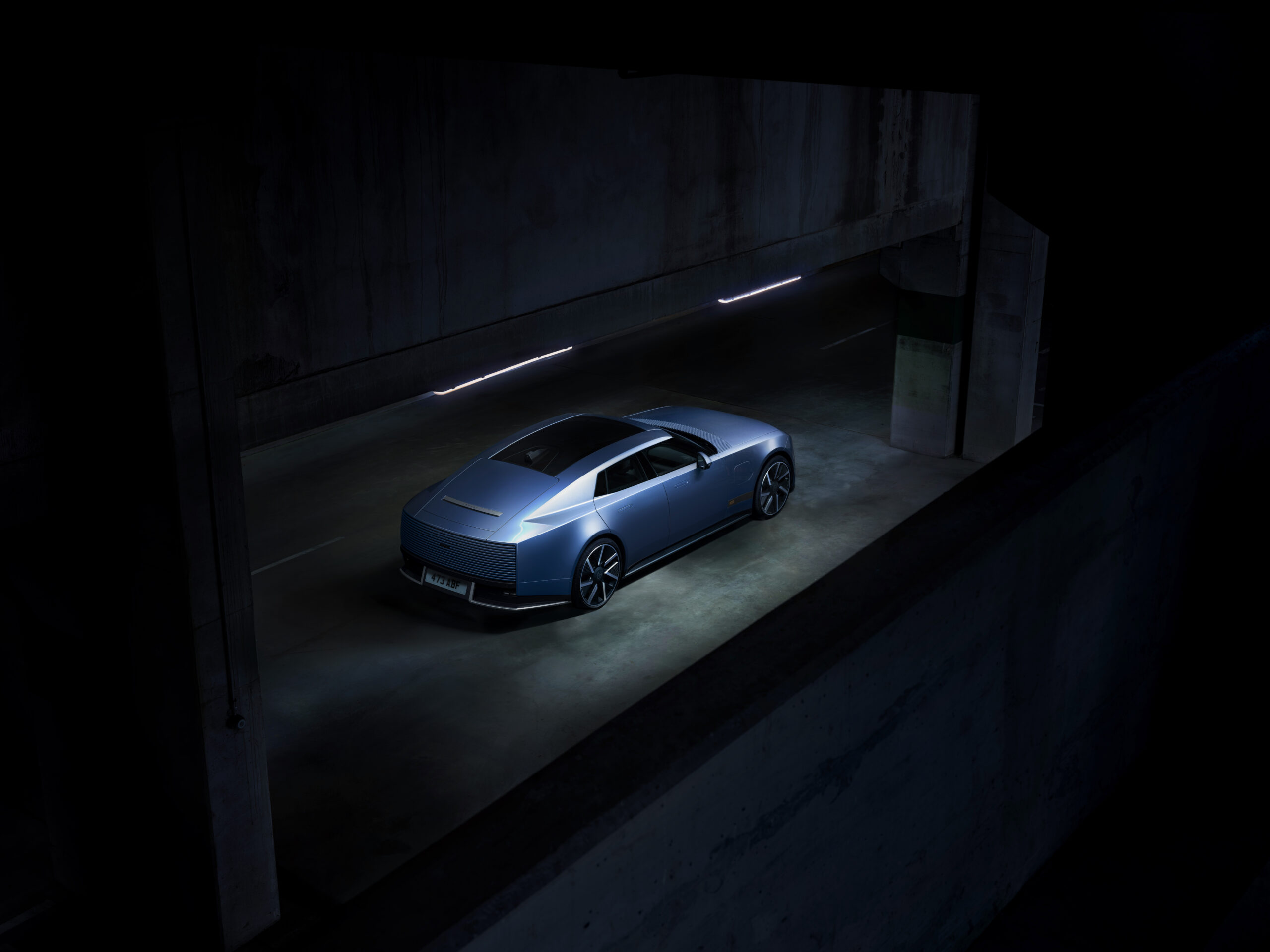 Jaguar Type 01 blu, vista posteriore tre quarti