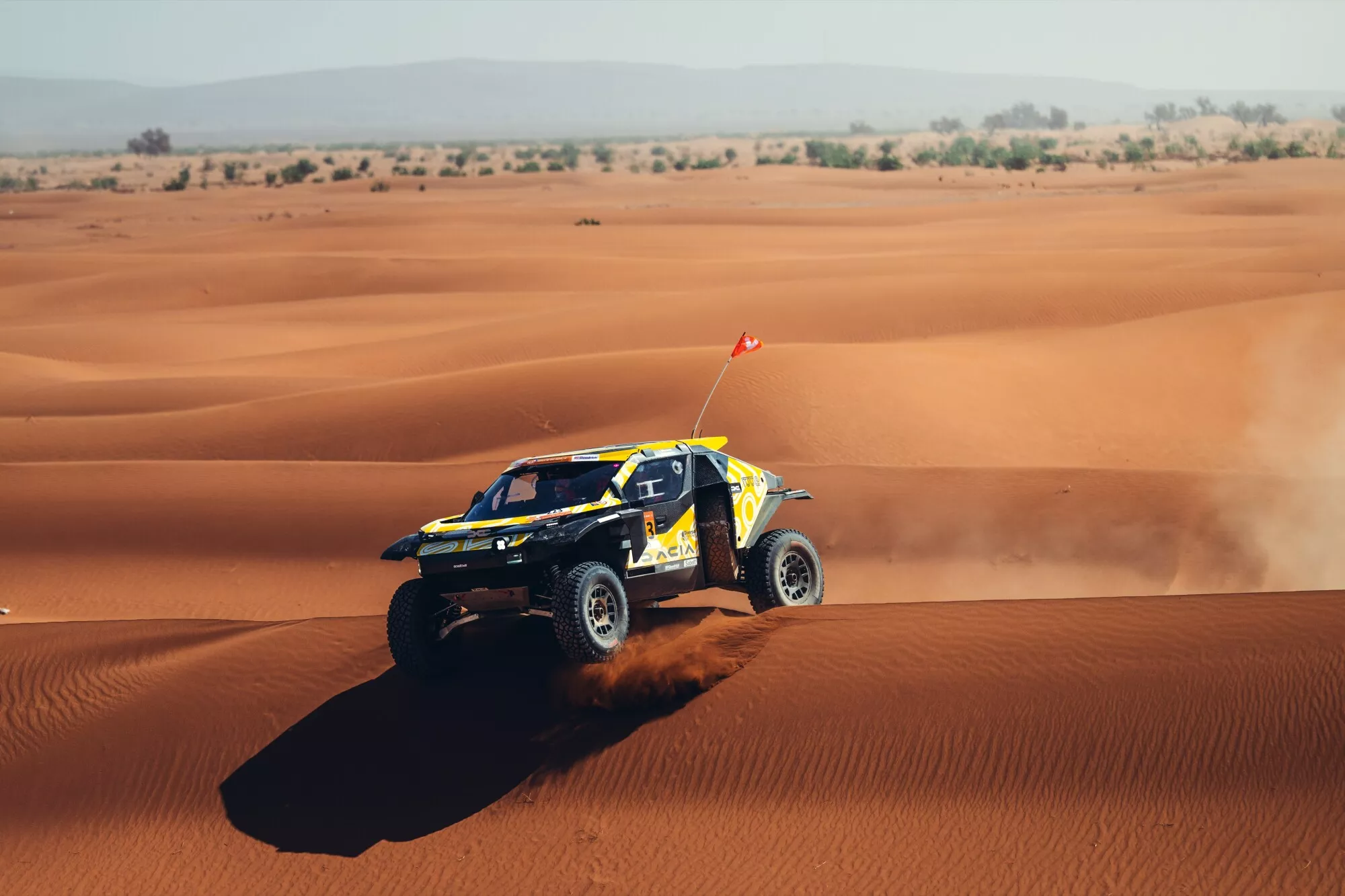 Dacia Sandrider lancia dune di sabbia durante il Rally del Marocco 2026