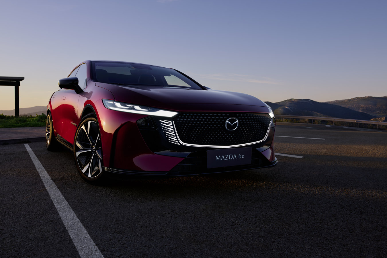 Mazda6e 2027 vista tre quarti anteriore