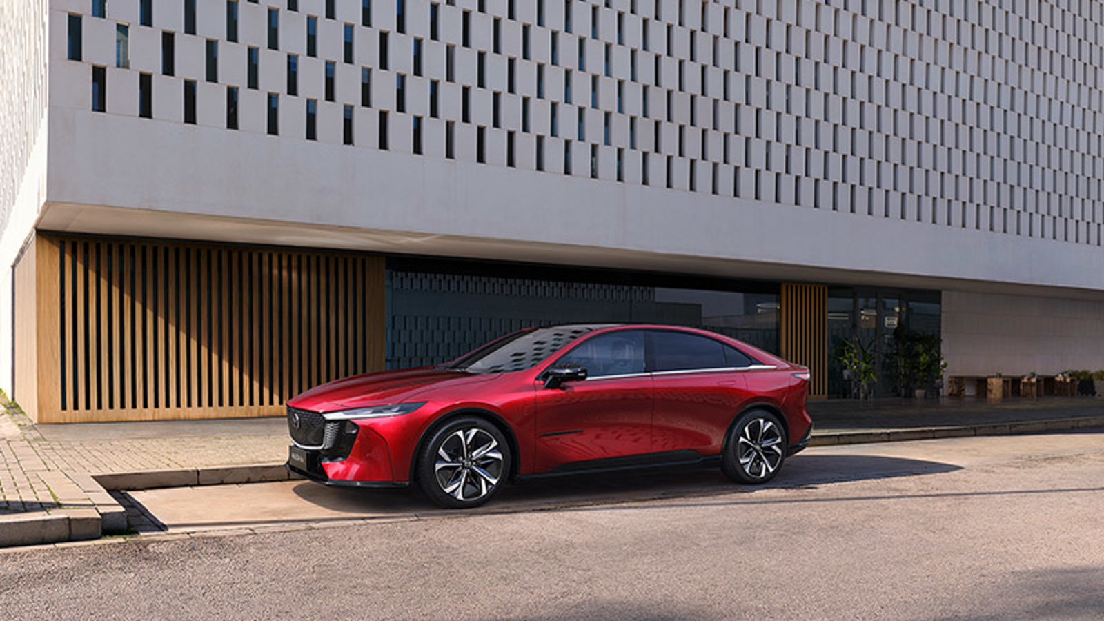 Mazda6e 2027 parcheggiata in ambientazione urbana
