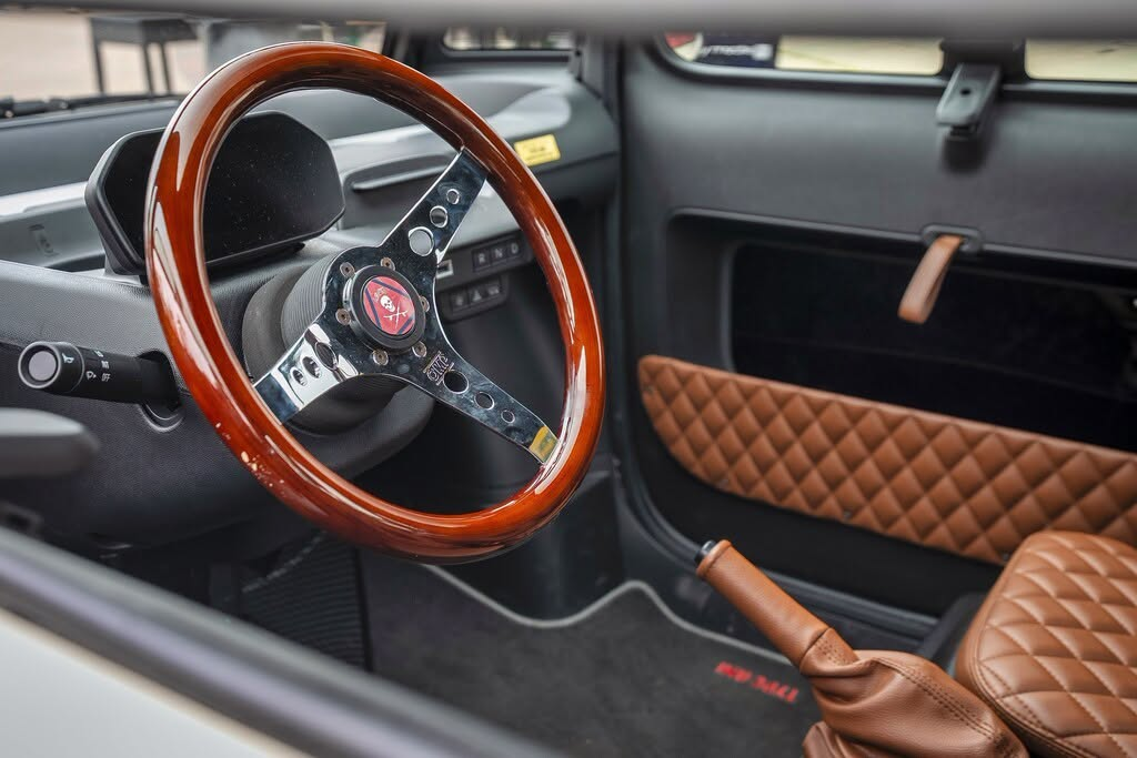 Citroën Ami Type AMI: l'abitacolo con volante in legno OMP e sedili in pelle marrone